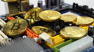 bitcoins ve hafif bir arka plan üzerinde elektronik bellek bir şerit birkaç sikke