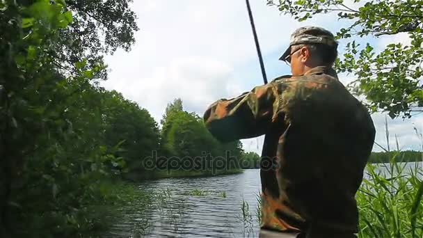 Ein Fischer Vom Ufer Des Sees Angelt Ruhige Fischerei — Stockvideo