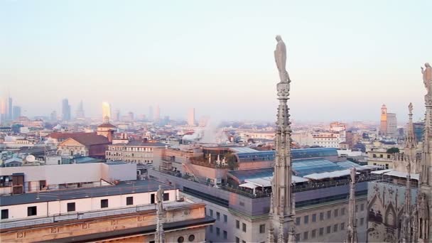 晚上米兰 从露台的大教堂城市风景 — 图库视频影像