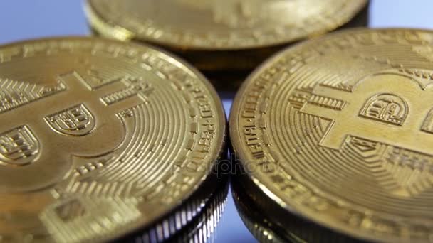 Monedas de oro bitcoin plan empinado, rotación de bitcoins — Vídeo de stock