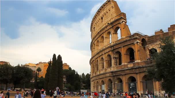 Julho 2017 - Roma, Itália: Muitos turistas perto do Coliseu de Roma — Vídeo de Stock