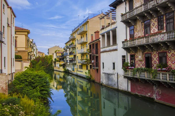 Güzel İtalyan şehir Padua, evler ve su kanal mimarisi — Stok fotoğraf