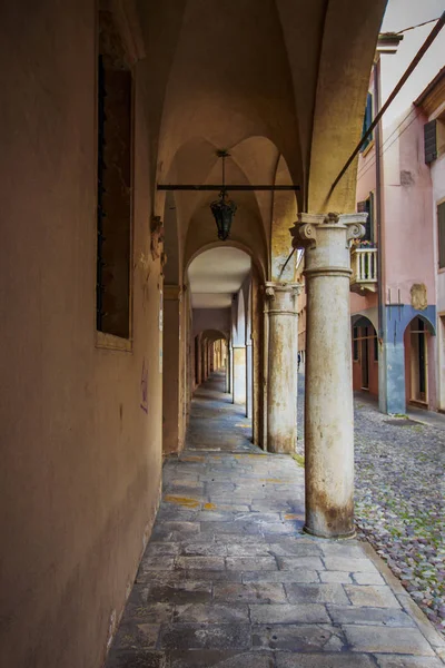Güzel İtalyan şehir Padova, mimari evler ve kemerler — Stok fotoğraf