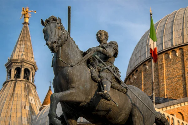 Donatello tarafından Gattamelata atlı heykeli. Bazilikası St Anthony, Padua'nın Padua, İtalya