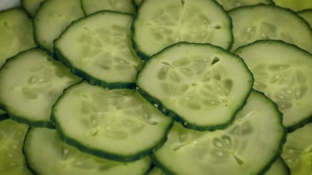 Lichte Achtergrond Van Verse Plakjes Komkommer — Stockvideo
