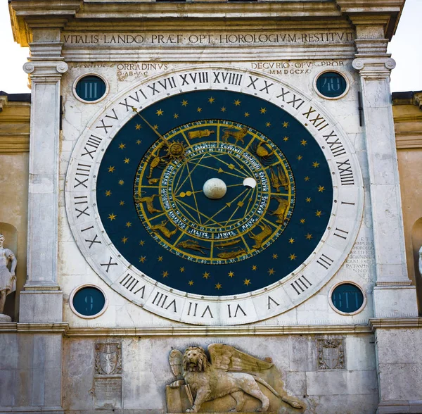 Астрономические часы на башне Капитанского дворца на площади Синьории в Падуе Италия . — стоковое фото