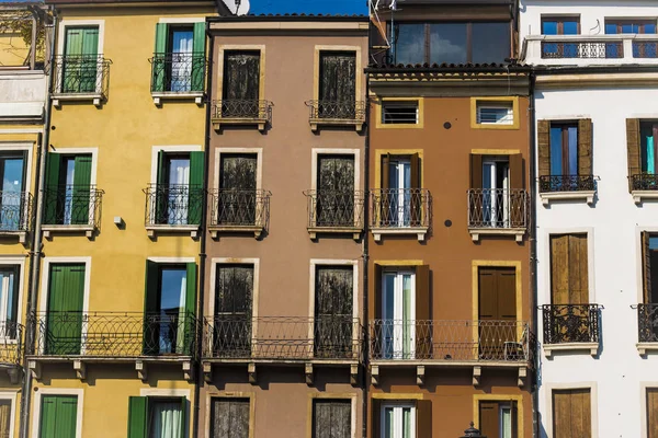 Cephe daire bina Padua, İtalya. Windows, panjurlar ve balkon — Stok fotoğraf