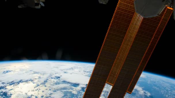 从太空站起飞的飞机在地球表面的飞行 太阳能电池板的运动 这个视频的元素由 Nasa — 图库视频影像