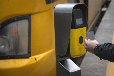 Yolcular trene koşar, biletleri, bilet parasını, toplu taşımayı onaylar..