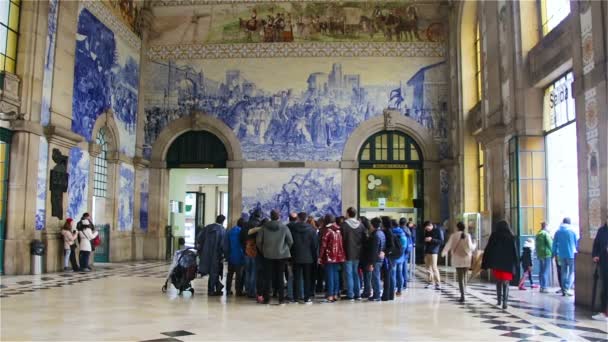 Πόρτο Πορτογαλία Ιανουαρίου Ομάδα Τουριστών Στο Σιδηροδρομικό Σταθμό — Αρχείο Βίντεο