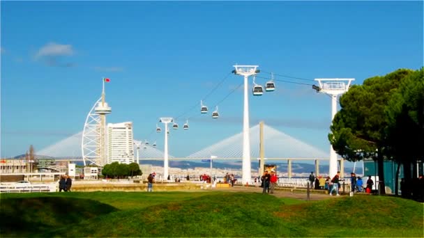 Lisbon, Portekiz - Ocak 2018: Vasco da Gama kule, köprü, teleferik ve füniküler Portekiz Lizbon Merkezi — Stok video