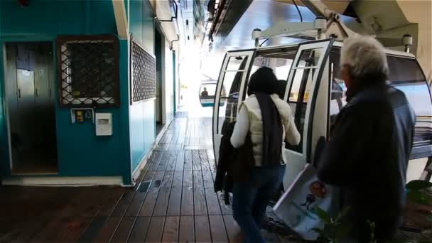 Turister tager plads i svævebanen i Lissabon, Portugal – Stock-video