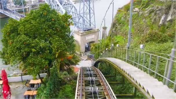 在葡萄牙波尔图的路易莎桥附近的缆车上升起 — 图库视频影像