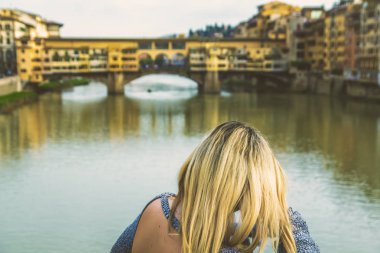Kız Floransa'daki Ponte Vecchio yakınındaki mekanları ziyaret etti