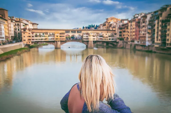La chica está visitando los lugares de interés cerca del Ponte Vecchio en Florencia — Foto de Stock