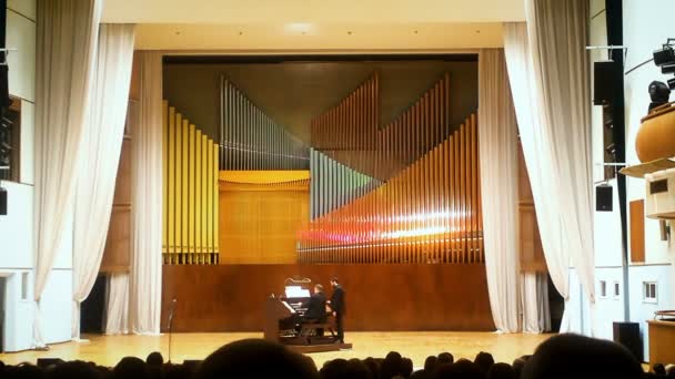Minsk, Bielorrusia - Marzo 2018: La gente escucha la música de F. Liszt en un concierto de música de órgano — Vídeo de stock