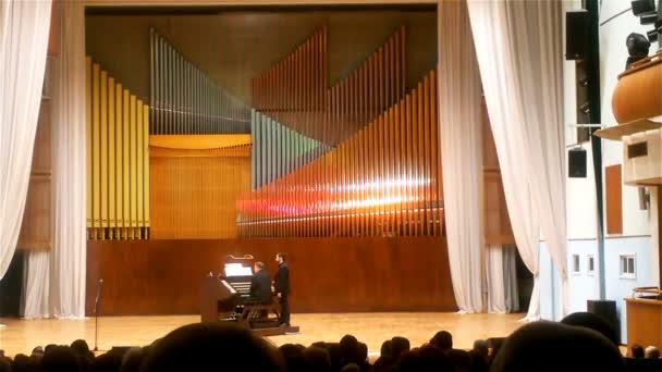 Minsk, Bielorrusia - Marzo 2018: La gente escucha la música de F. Liszt en un concierto de música de órgano — Vídeos de Stock
