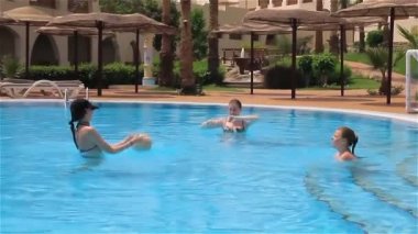 Bir grup genç arkadaşlar havuzu voleybol oynarken Sharm El-Sheikh, Nisan 2017:.