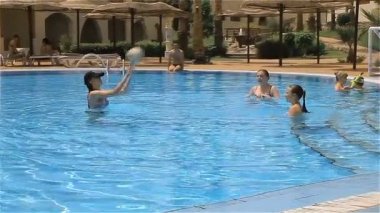 Bir grup genç arkadaşlar havuzu voleybol oynarken Sharm El-Sheikh, Nisan 2017: