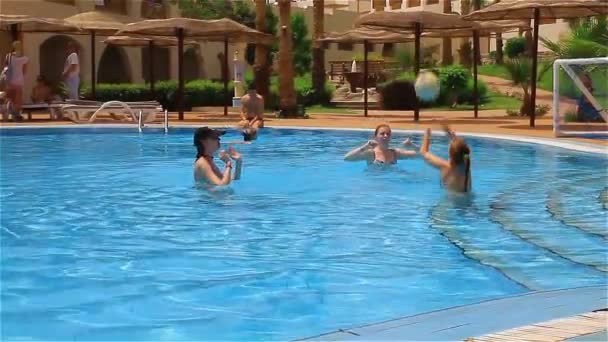 Шарм-эль-Шейх, апрель 2017 года: Группа молодых друзей, играющих в волейбол в бассейне — стоковое видео