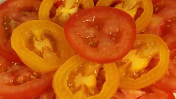 Naturligt Ljus Bakgrund Skivade Tomater — Stockvideo