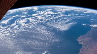 Bir uzay istasyonundan alınan, dünya yüzeyinde bir uçuş. Bu videonun elementleri Nasa tarafından döşenmiştir.
