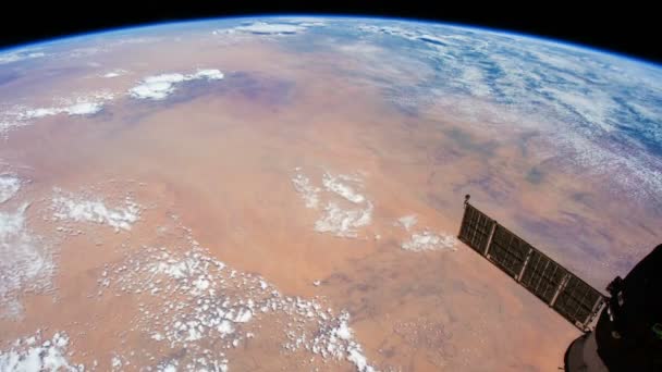 宇宙ステーションから撮影された地球の表面上の飛行 このビデオの要素はNasaによって提供されます — ストック動画