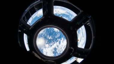 Bir uzay istasyonundan alınan, dünya yüzeyinde bir uçuş. Bu videonun elementleri Nasa tarafından döşenmiştir.