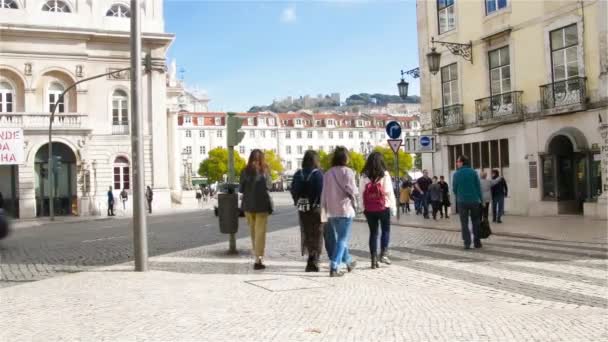 Stadslivet, turister promenera genom gatorna i Lissabon, Portugal — Stockvideo