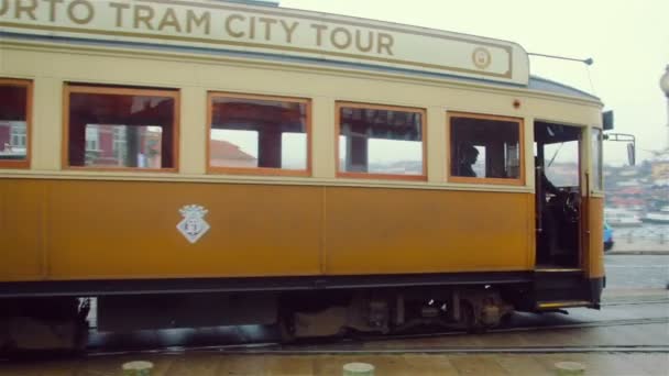 Porto, Portugal - Januari 2018: Trem turis yang indah. Turis memasuki trem yang melewati pusat bersejarah Porto, Portugal — Stok Video