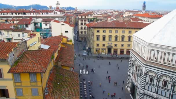 Los turistas están caminando en el centro de Florencia. Vista superior de la plaza frente al Battistero di San Giovanni — Vídeos de Stock