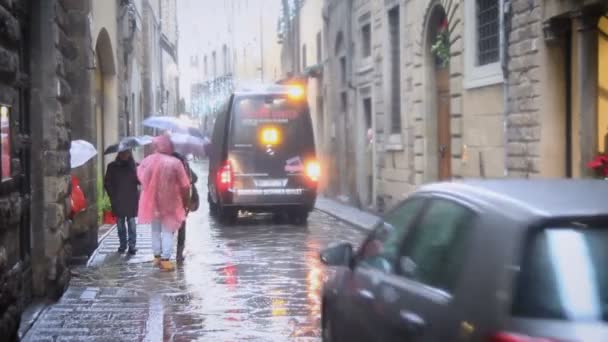 Florença, Itália - Dezembro de 2017: Tempo chuvoso em Florença. Turistas caminham pelas ruas da cidade em clima chuvoso — Vídeo de Stock