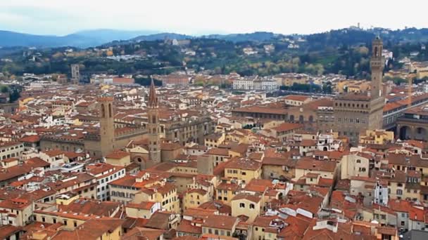 Bela paisagem florentina. Basílica de Santa Croce, Palazzo Vecchio e os telhados vermelhos de Florença, Itália — Vídeo de Stock