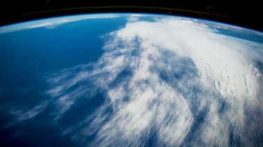 Bir uzay istasyonundan alınan, dünya yüzeyinde bir uçuş. Bu videonun elementleri Nasa tarafından döşenmiştir