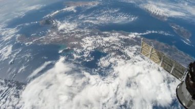 Bir uzay istasyonundan alınan, dünya yüzeyinde bir uçuş. Bu videonun elementleri Nasa tarafından döşenmiştir