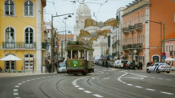 Lissabon Januari 2018 Gammal Spårvagn Med Jultomten Rider Ner Lissabon — Stockvideo