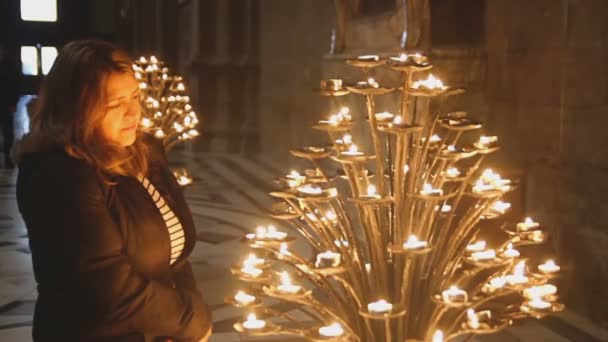 Чехия Прага Января Красивая Грустная Женщина Молится Глядя Пламя Церковных — стоковое видео