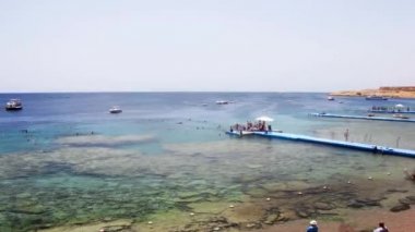 Tatil için ziyaret edenler Kızıldeniz kıyısında iyi eğlenceler. Tek çerçeveli silah, hızlandırılmış