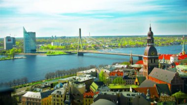 Riga merkezi üzerinden St. Peter Kilisesi, Letonya Hava görünümünü. hızlandırılmış