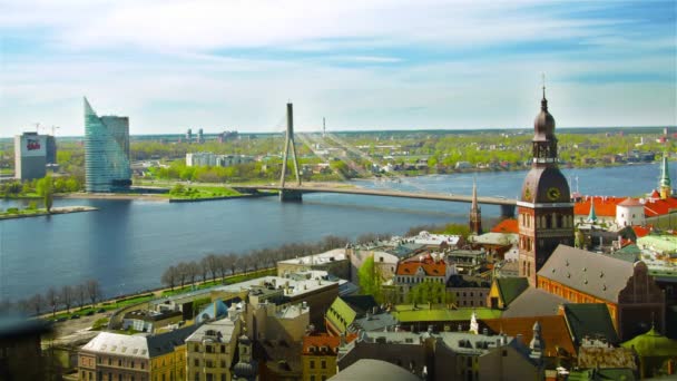 Vista aérea del centro de Riga desde la iglesia de San Pedro, Letonia. lapso de tiempo — Vídeo de stock