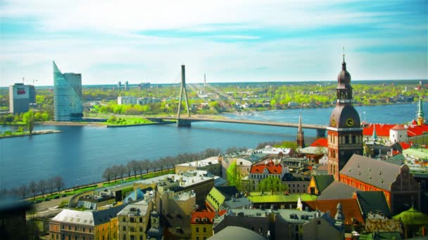 Widok z lotu ptaka centrum Rygi z Kościoła Świętego Piotra, Łotwa. upływ czasu — Wideo stockowe