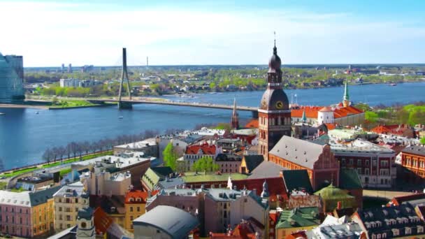 Вид с воздуха на центр Риги с церкви Святого Петра, Латвия. time-lapse — стоковое видео