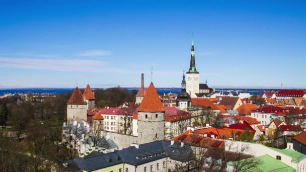 Schöne architektur der altstadt von tallinn estland. Zeitraffer — Stockvideo