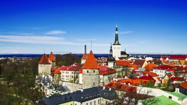 Krásná architektura starého města Tallinn Estonsko. Timelapse — Stock video