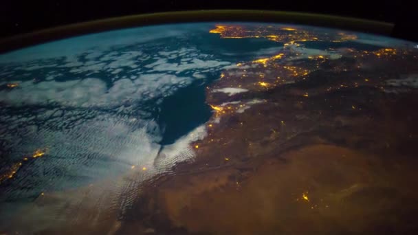 宇宙ステーションから撮影された地球表面上の飛行。このビデオの要素はNasaによって提供されます — ストック動画