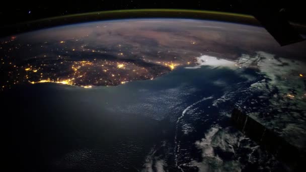 Un vuelo sobre la superficie terrestre, tomado de una estación espacial. Elementos de este vídeo amueblado por Nasa — Vídeos de Stock