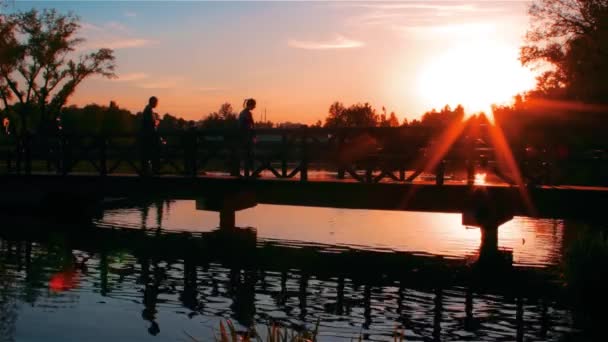 Kvällen Landskap Och Solnedgång Människor Promenera Längs Bron Över Floden — Stockvideo