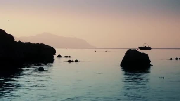 Calmati sul mare. Mare calmo e cielo rosa, bellissimo paesaggio naturale — Video Stock