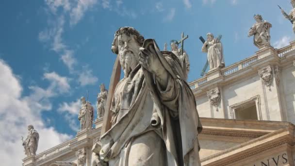 Standbeelden sieren de prachtige kathedraal van Sint Pieter in het Vaticaan — Stockvideo