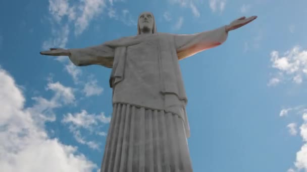 雲の背景にリオデジャネイロのキリストの像。タイムラプス — ストック動画
